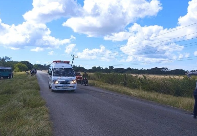 Ambulancia circulando por carretera rural despejada