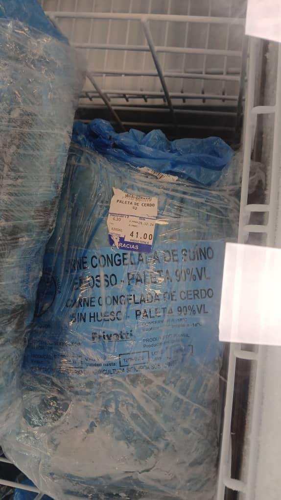 Paleta de cerdo congelada en bolsa azul, supermercado