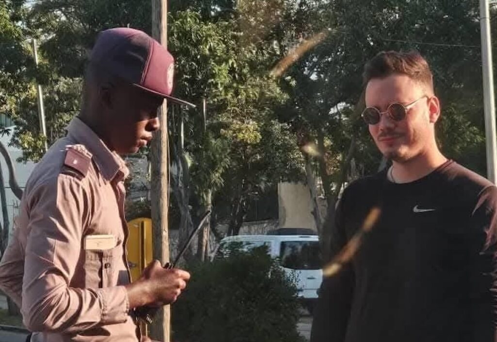 Dos hombres charlando al aire libre cerca de árboles