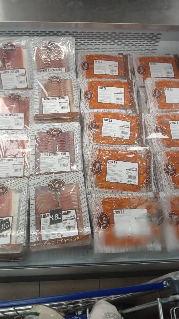 Embutidos variados en estantería de supermercado