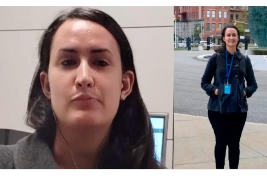 Mujer interior sonriendo, mujer exterior con credencial