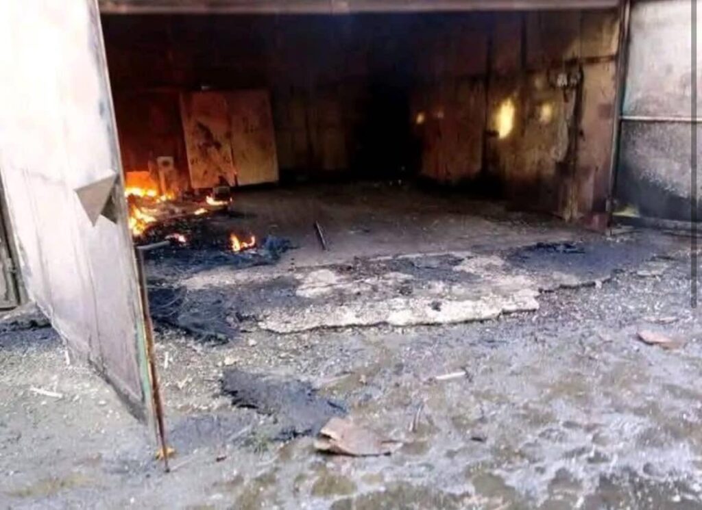 Incendio en interior de edificio abandonado