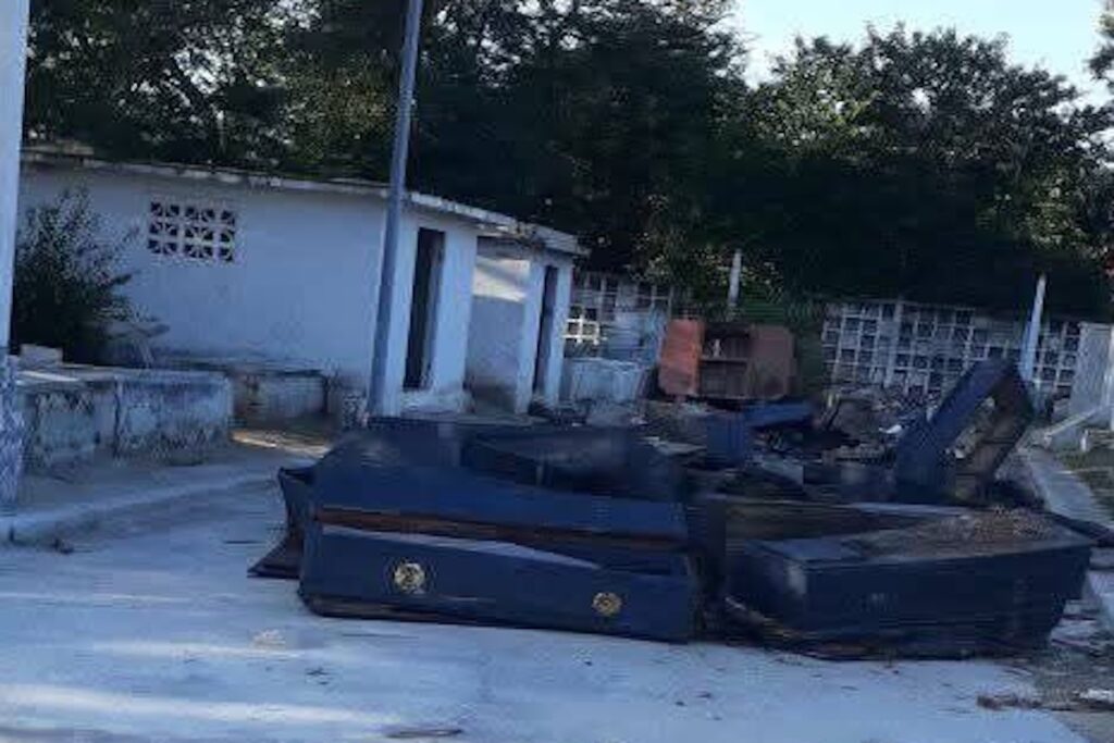 Muebles viejos amontonados en exterior desordenado