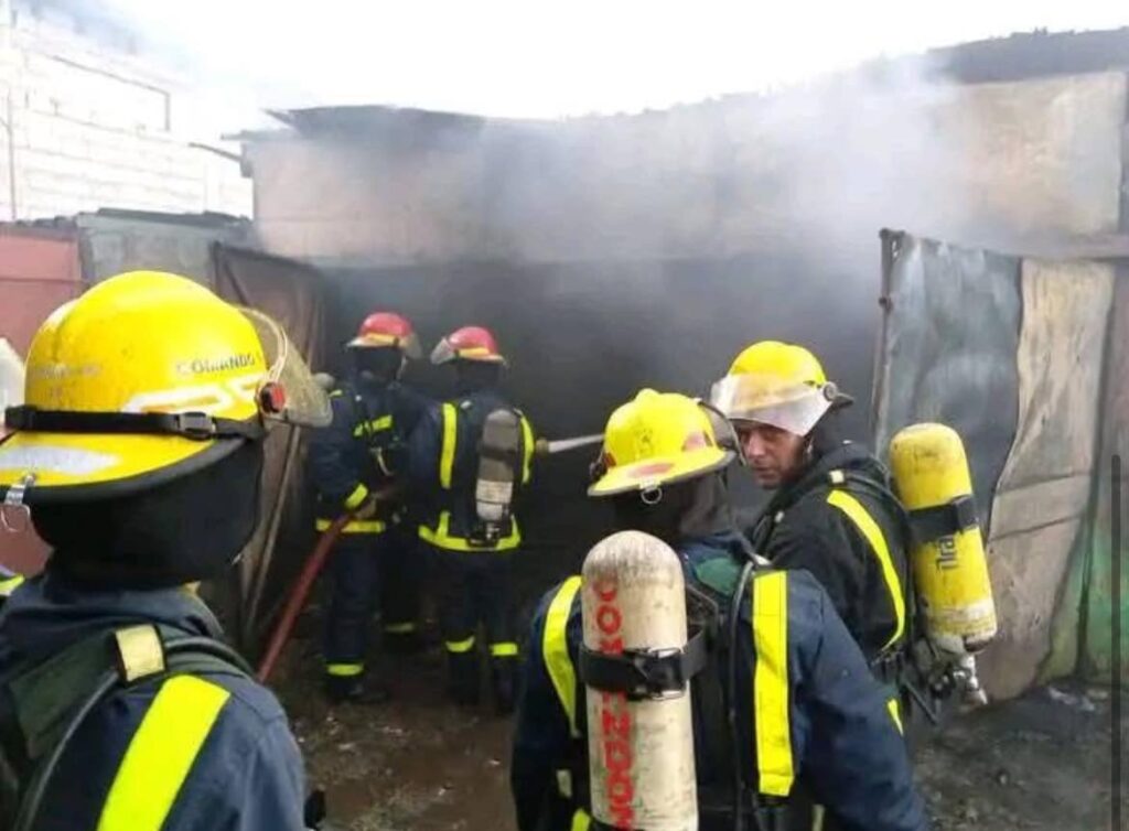 Bomberos trabajando en incendio industrial