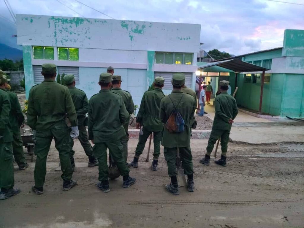 Soldados caminando hacia edificio en construcción