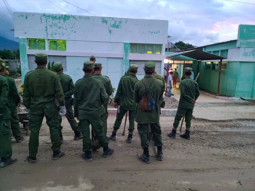 Soldados caminando hacia edificio en construcción