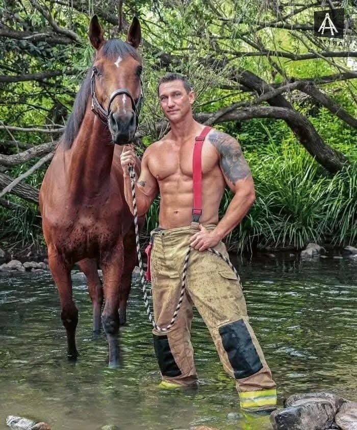 Hombre tonificado y caballo en río con vegetación
