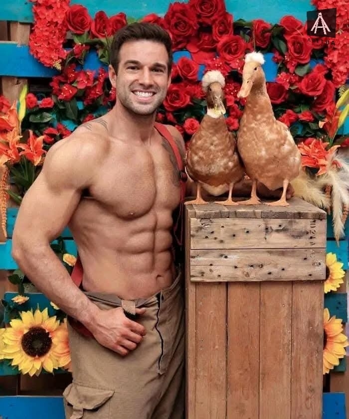 Hombre sonriente con patos y fondo floral