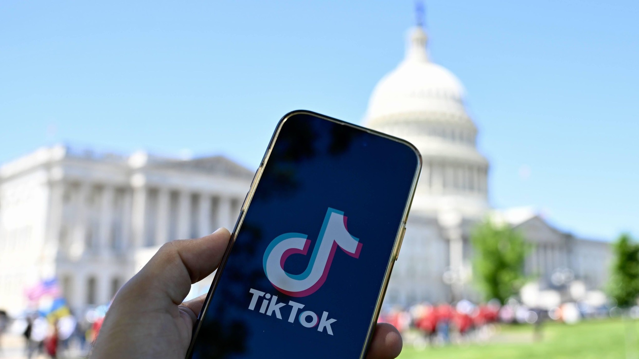 Móvil mostrando TikTok frente al Capitolio, USA