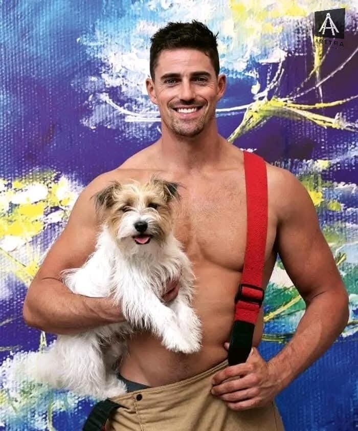 Hombre sonriente con perro y fondo artístico