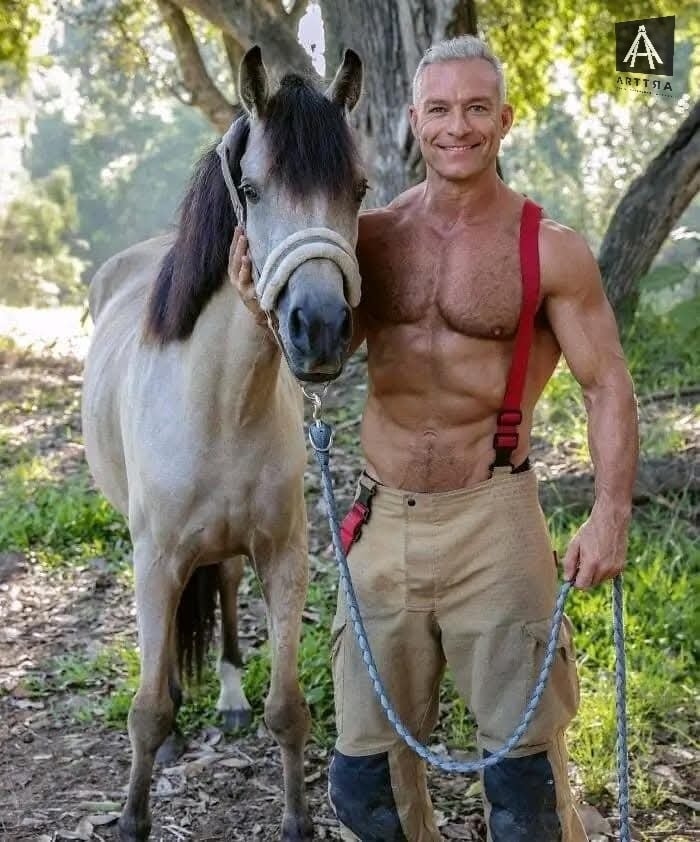Hombre musculoso junto a caballo en bosque