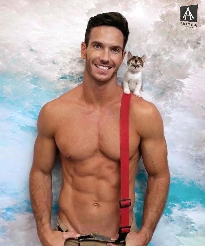 Hombre musculoso con gatito en hombro