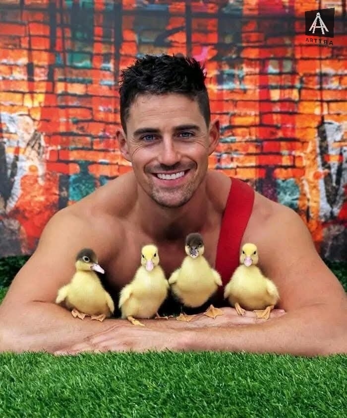 Hombre sonriente con patitos sobre cesped artificial