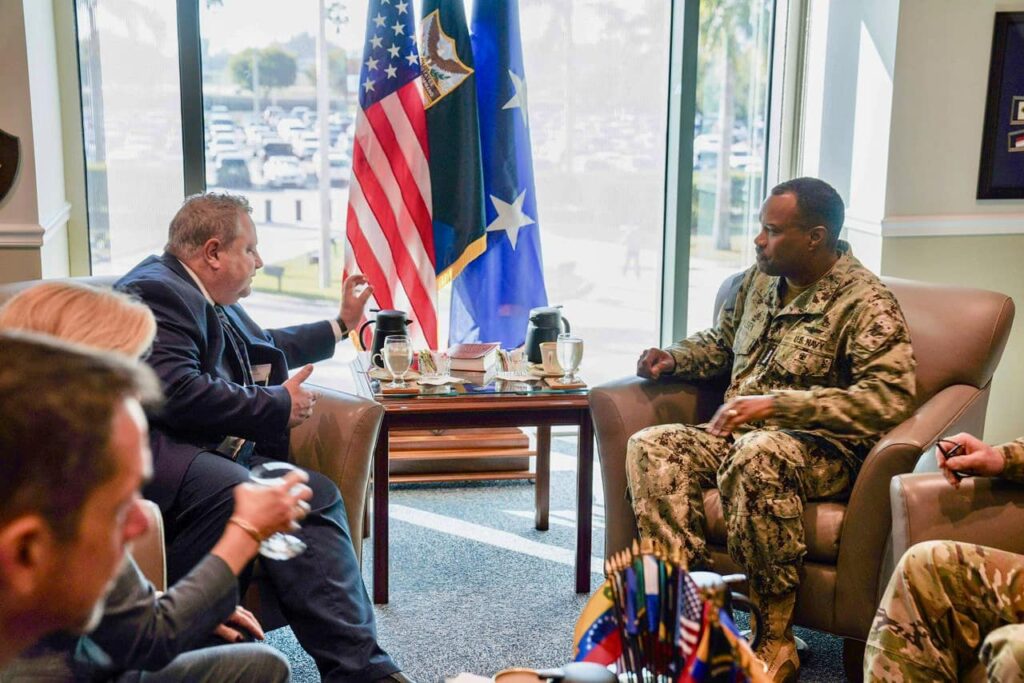 Reunión militar con banderas de EE.UU y oficiales