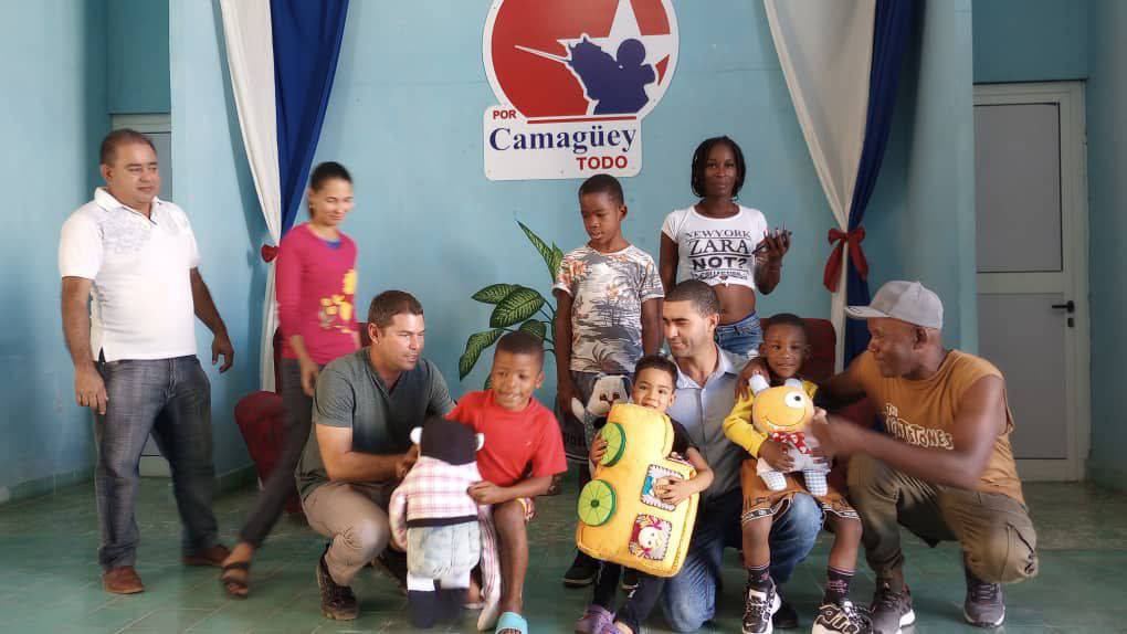 Grupo diverso sonriendo en evento comunitario