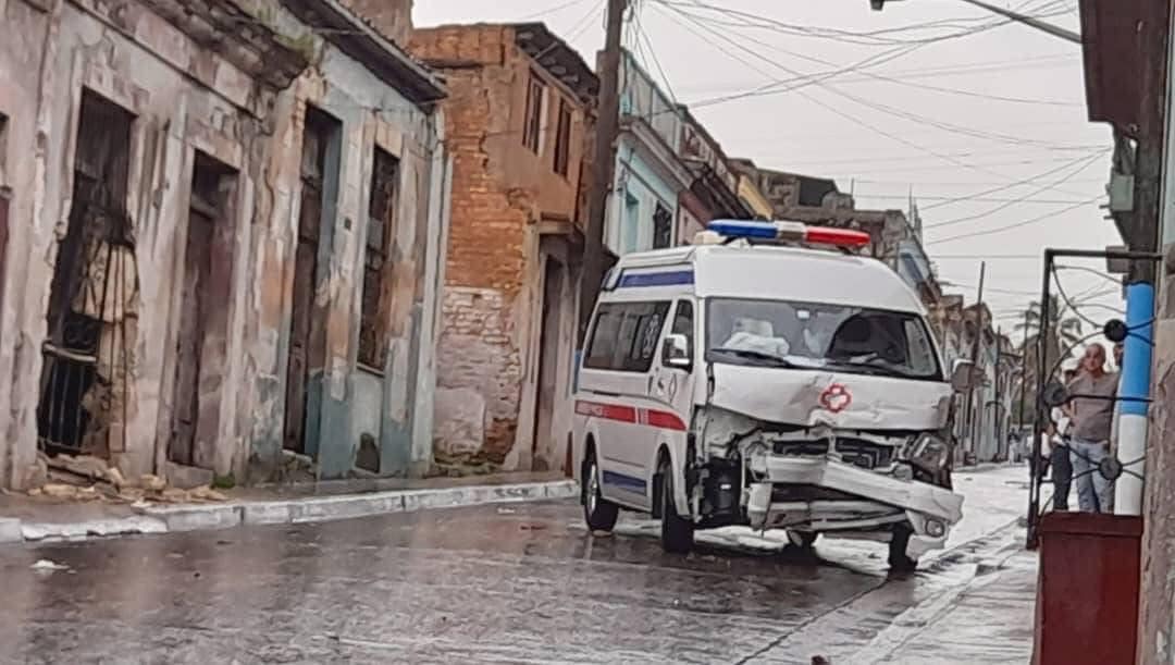 Ambulancia dañada en calle deteriorada