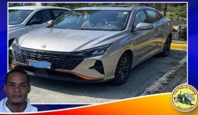 Coche moderno gris estacionado en la calle