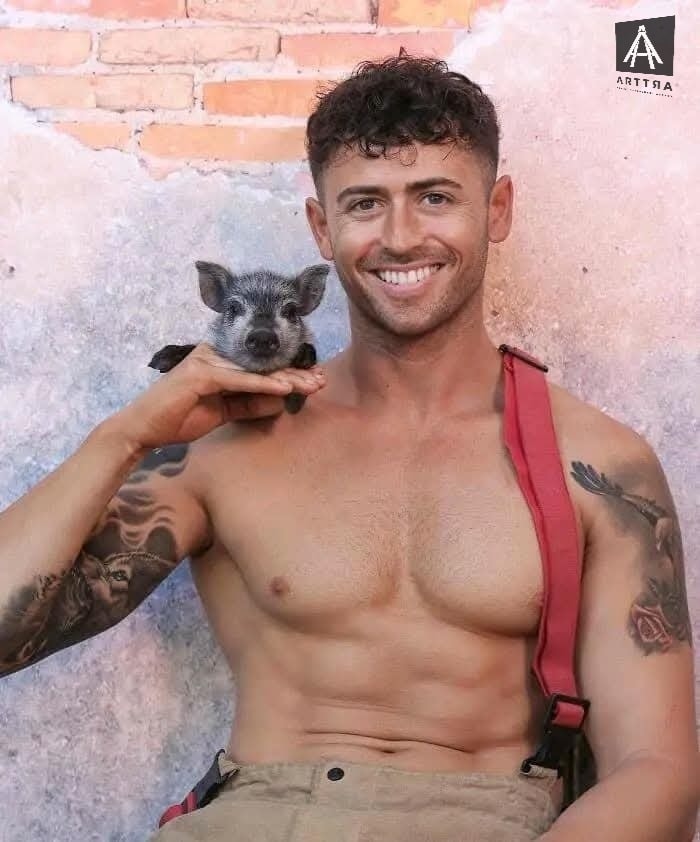 Hombre sonriente con cerdito en mano