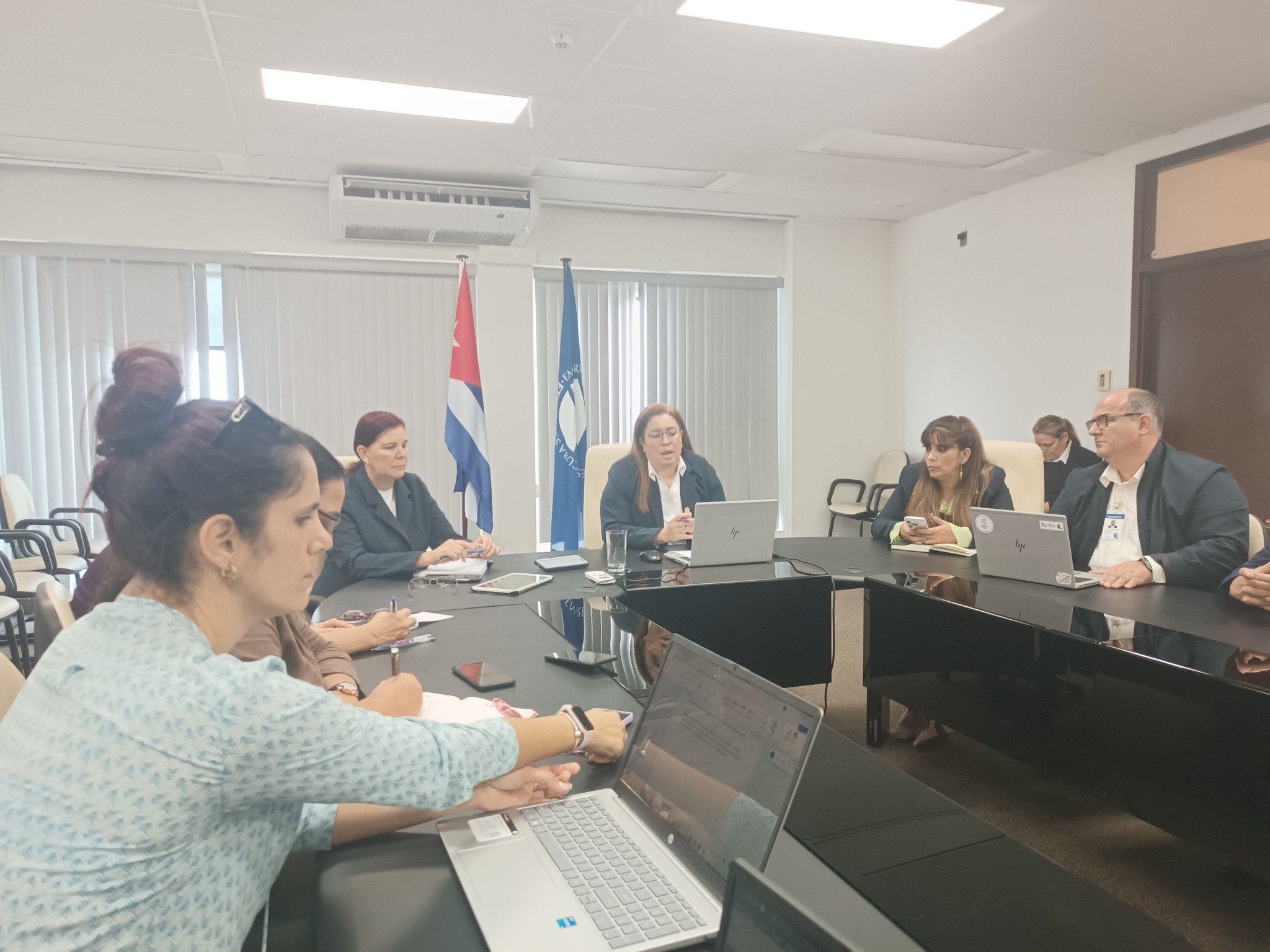 Reunión de negocios en oficina moderna