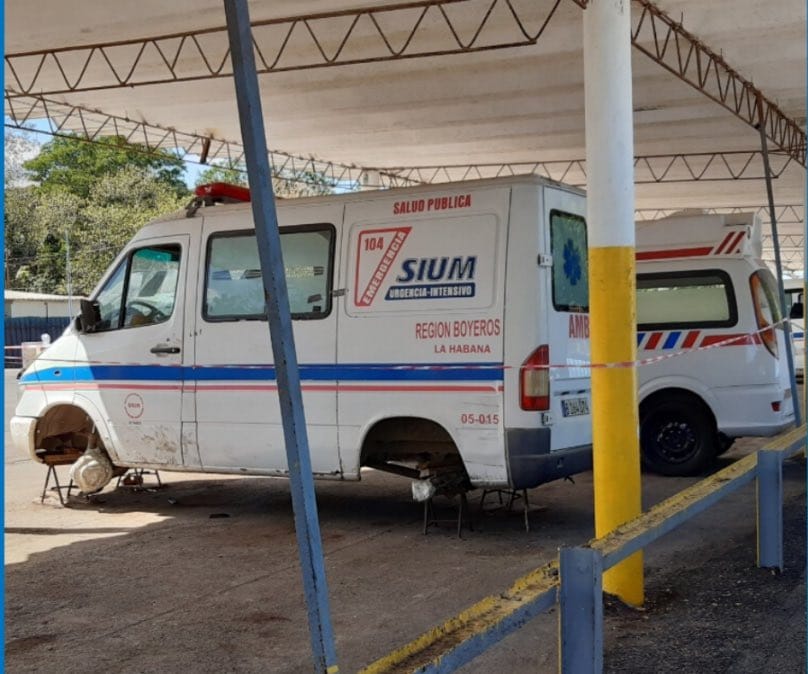 Ambulancia deteriorada bajo techo en Cuba