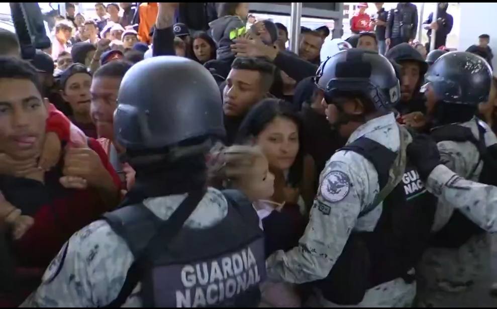 Policía y civiles en situación de tensión