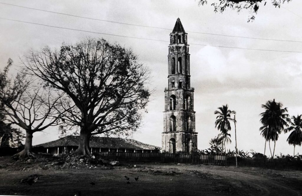 Torre antigua rodeada de árboles y palmeras