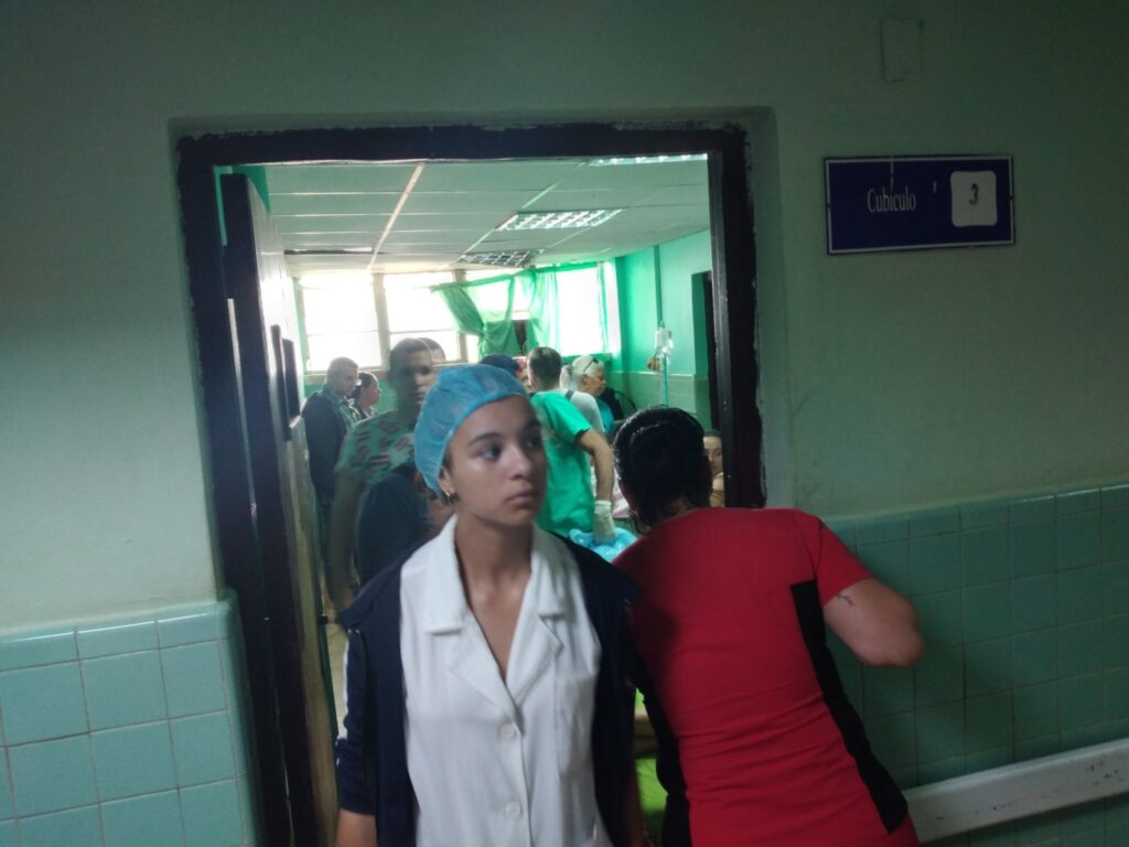 Profesionales médicos en pasillo de hospital