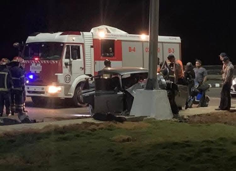 Camión de bomberos en escena nocturna de accidente