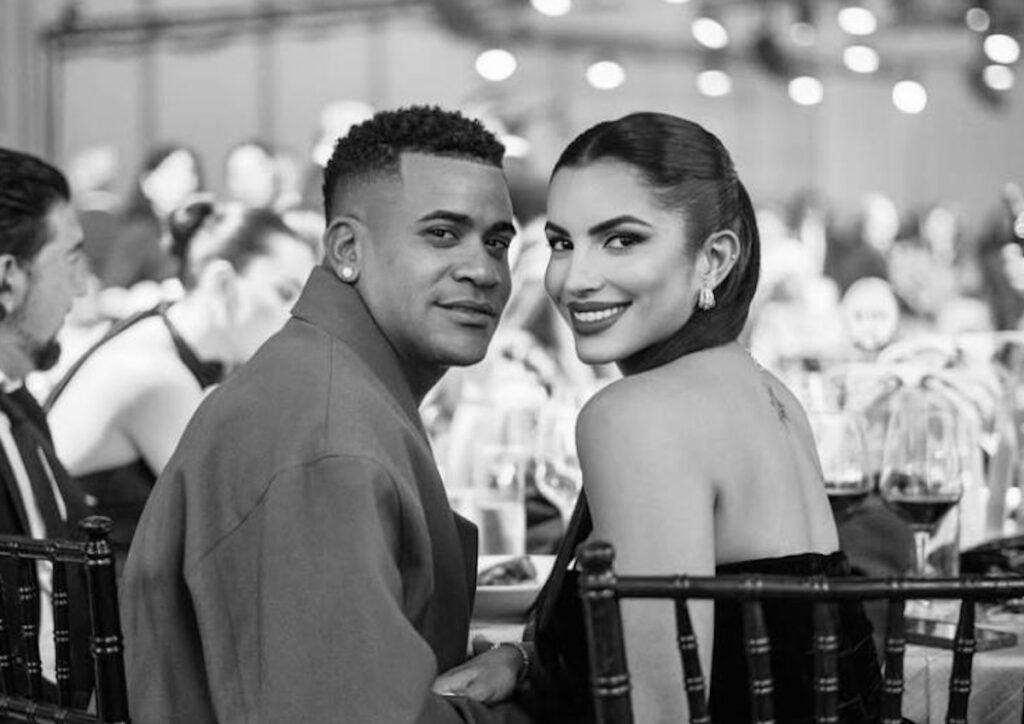 Pareja sonriente en evento elegante en blanco y negro