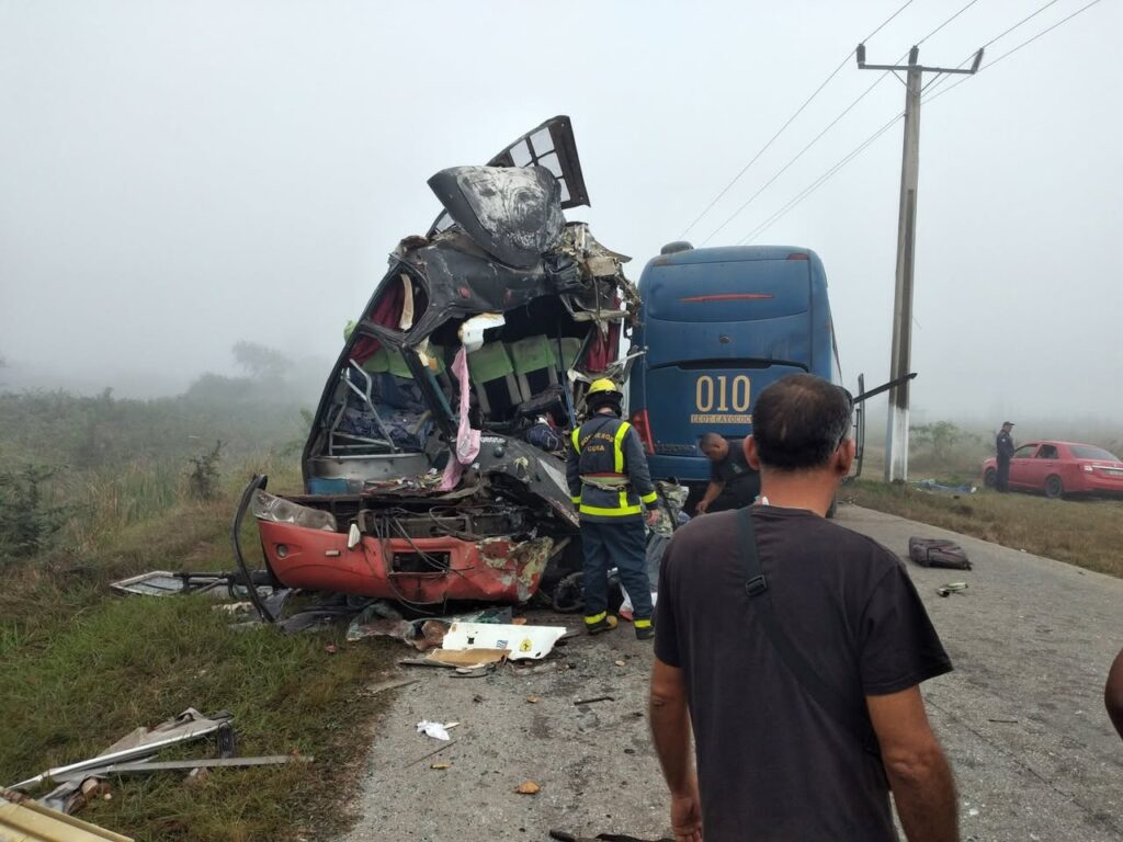 Accidente grave con un autobús y automóvil