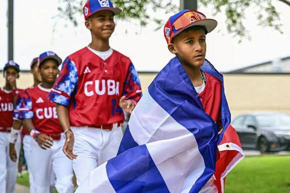 Jóvenes jugadores cubanos con bandera en torneo