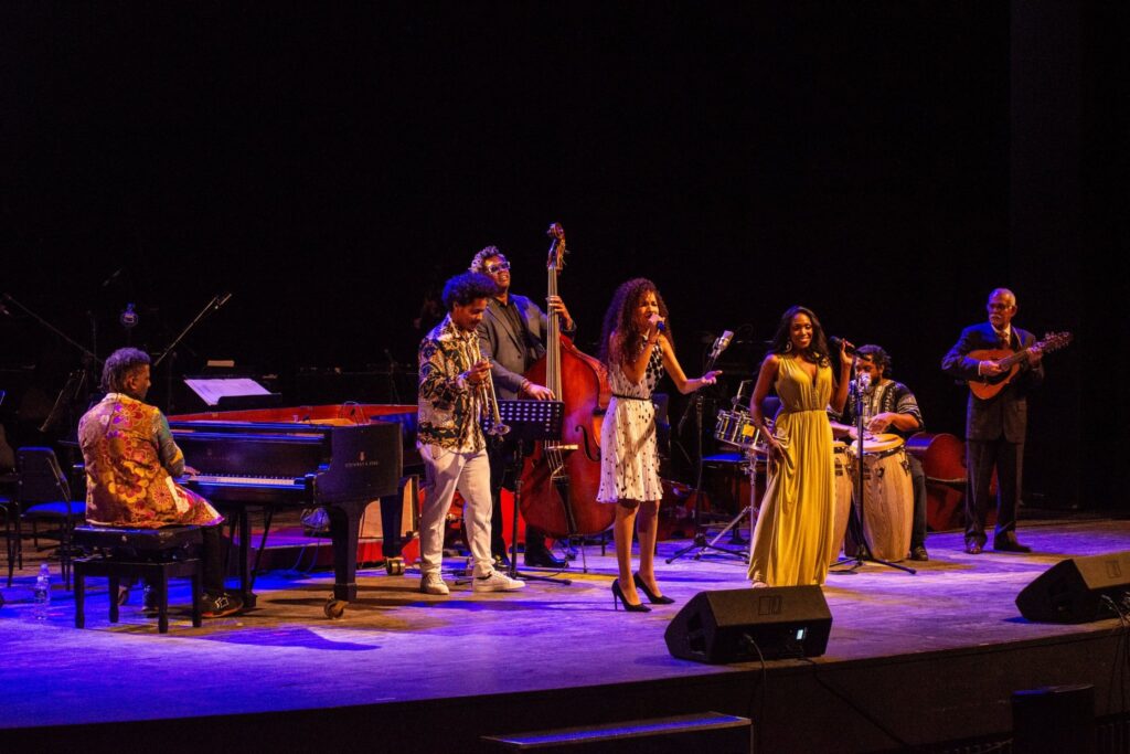 Grupo musical actuando en escenario iluminado