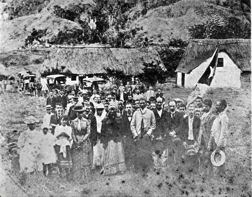 Foto antigua grupo personas aldea rural