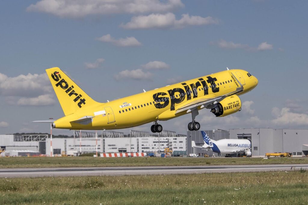 Avión Spirit amarillo despegando en aeropuerto