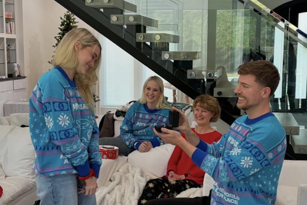 Familia divirtiéndose en casa con jerseys navideños