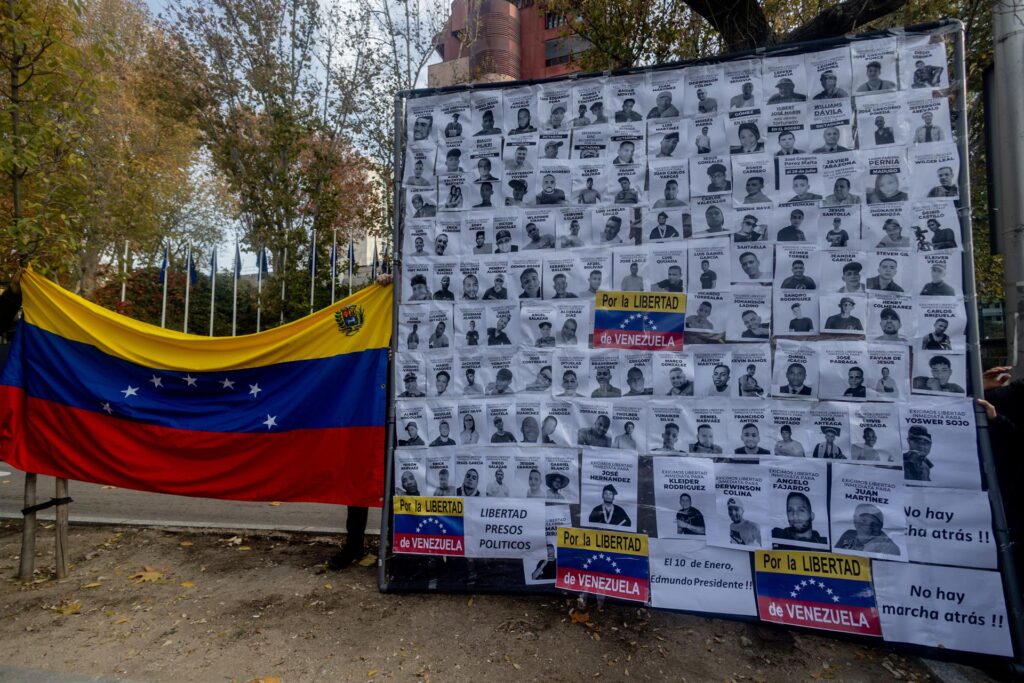 Bandera de Venezuela con cartel de presos políticos