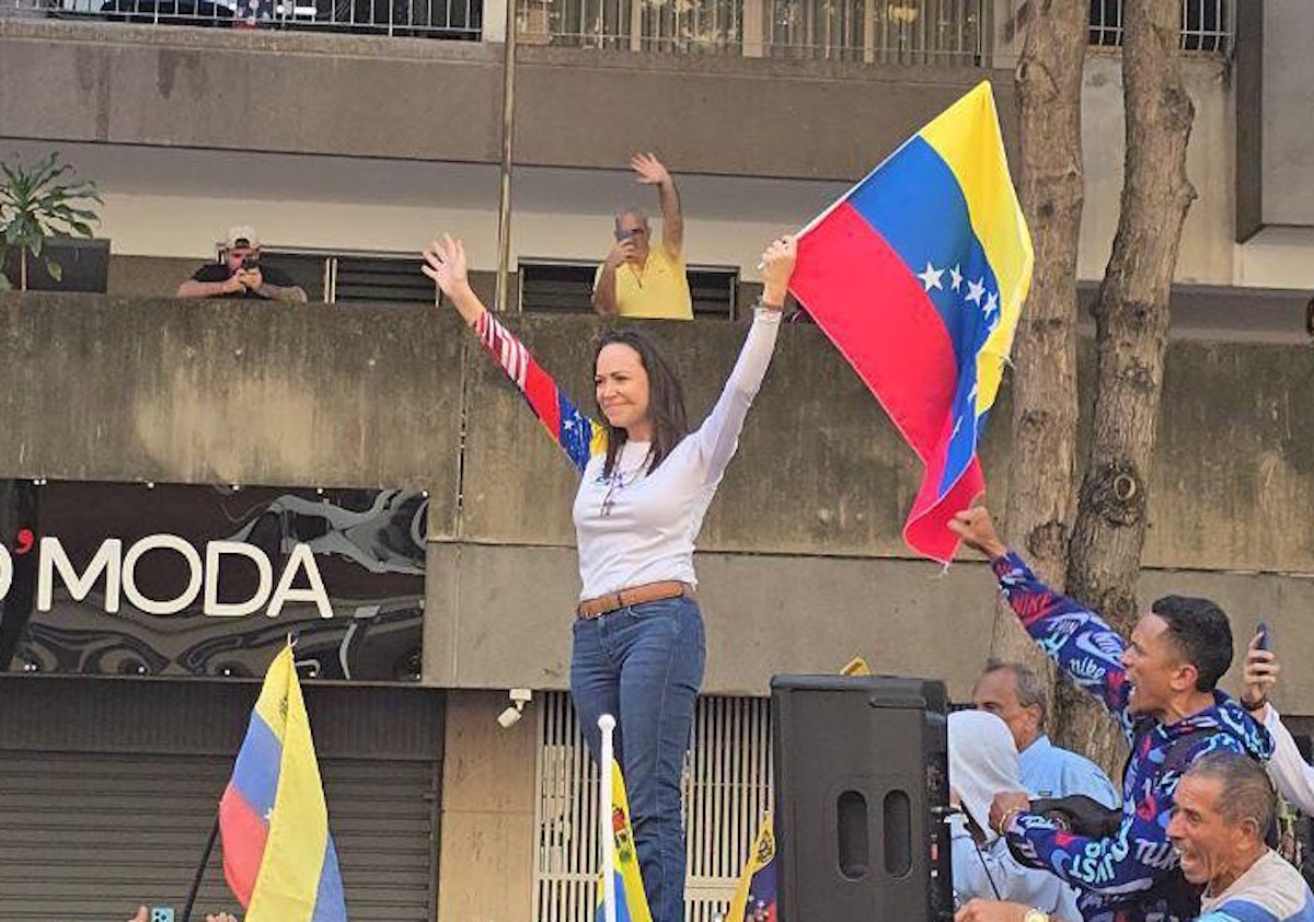 Mujer sonriente con bandera de Venezuela