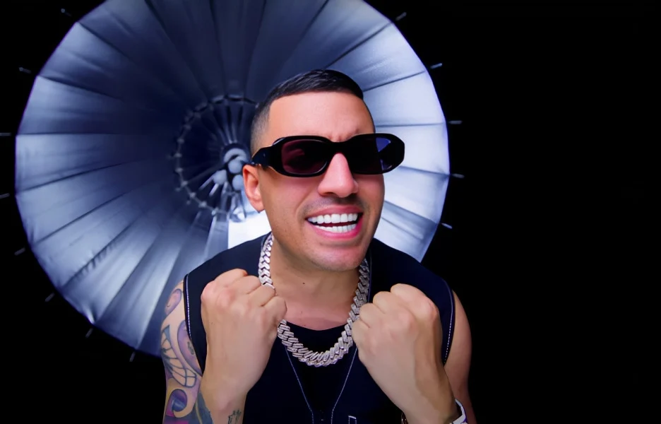 Hombre sonriendo con sombrilla y gafas oscuras
