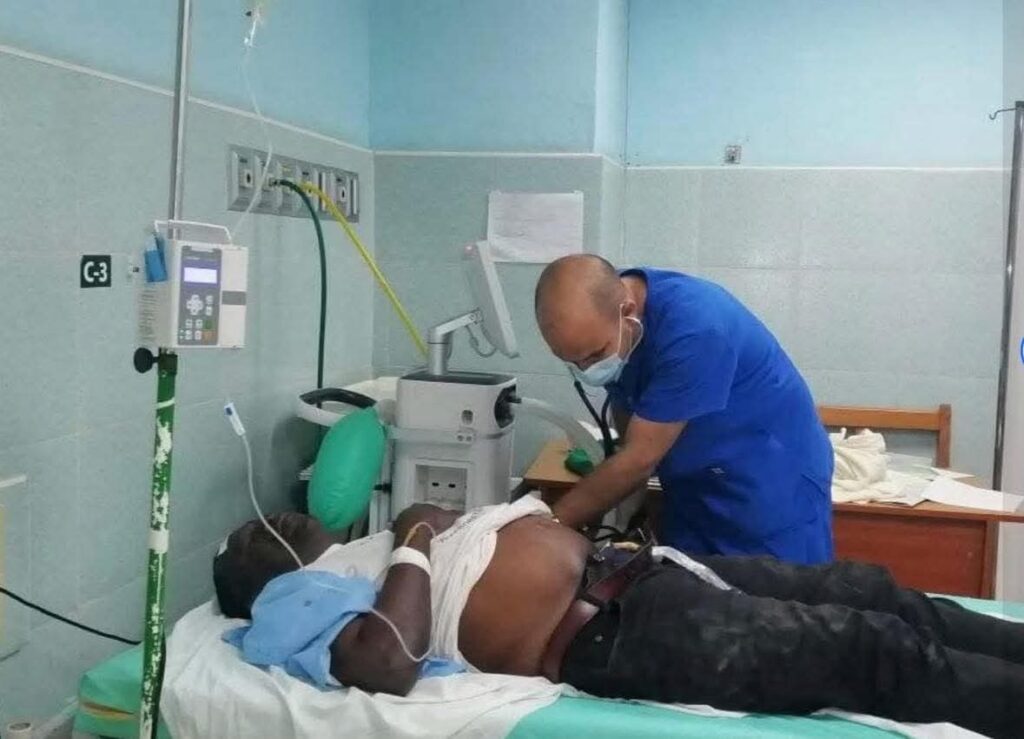 Médico atendiendo paciente en hospital