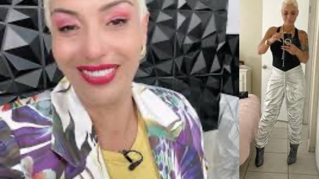 Mujer sonriente con camisa colorida y outfit blanco