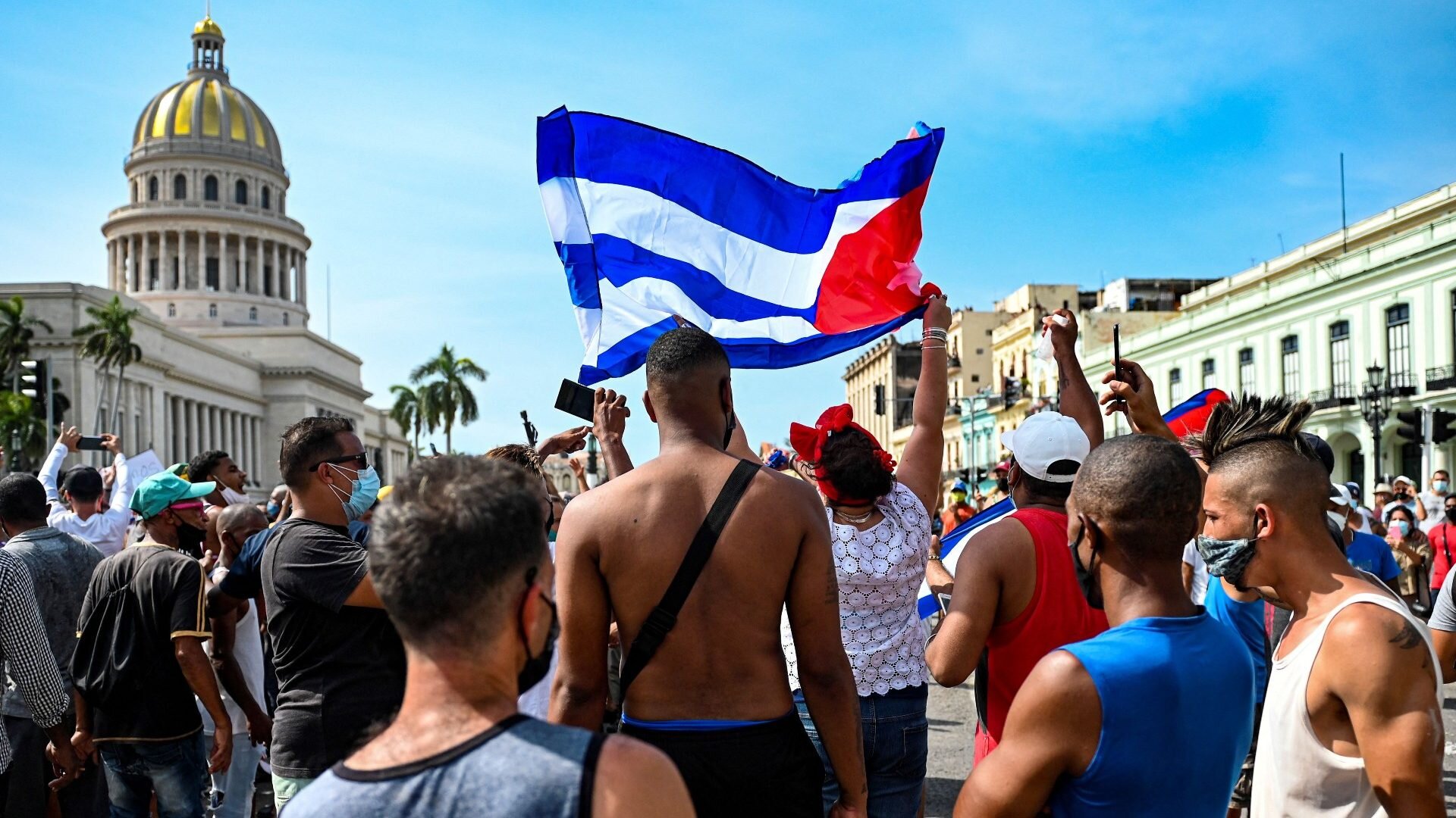 Manifestación con bandera cubana frente al Capitolio