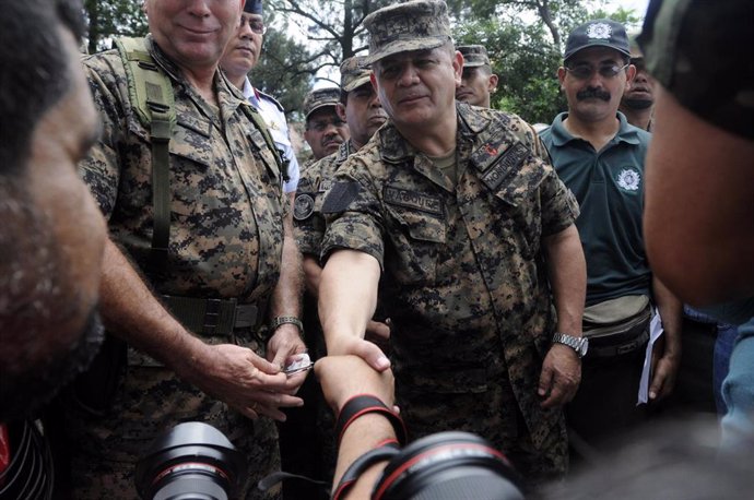 Militares estrechando manos en evento al aire libre