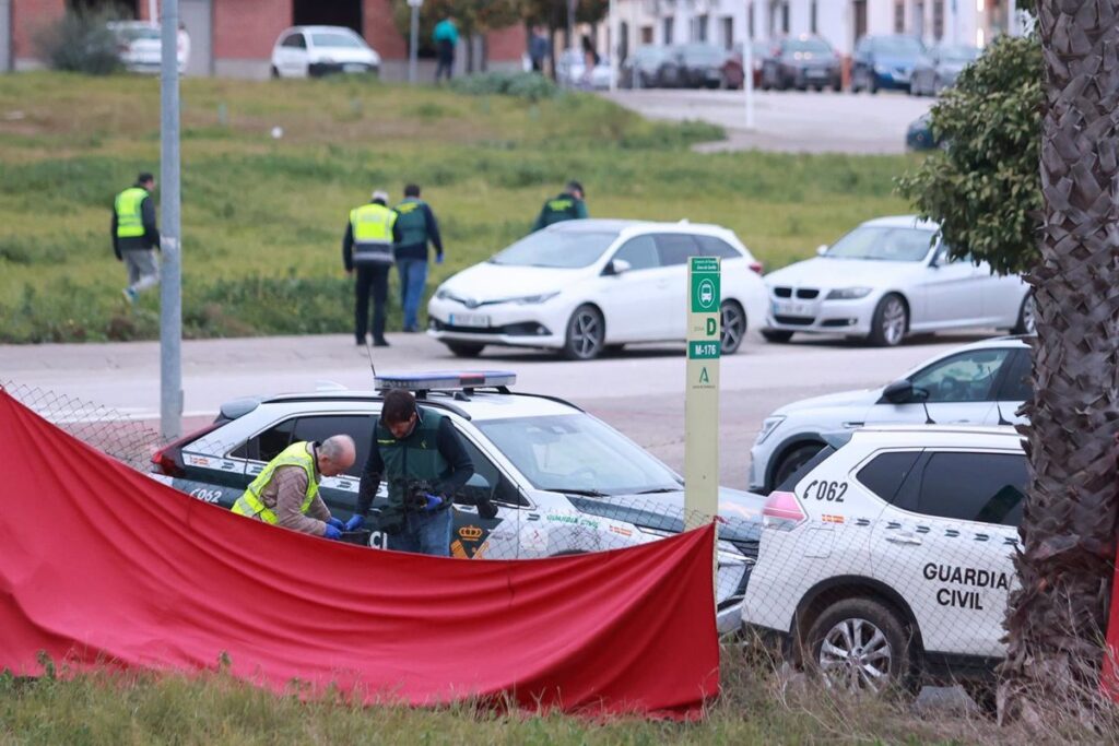 Guardia Civil investigando en zona acordonada