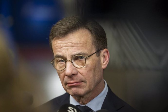 Hombre con gafas hablando a medios