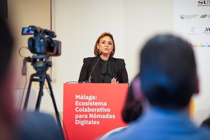 Mujer hablando en conferencia sobre nómadas digitales