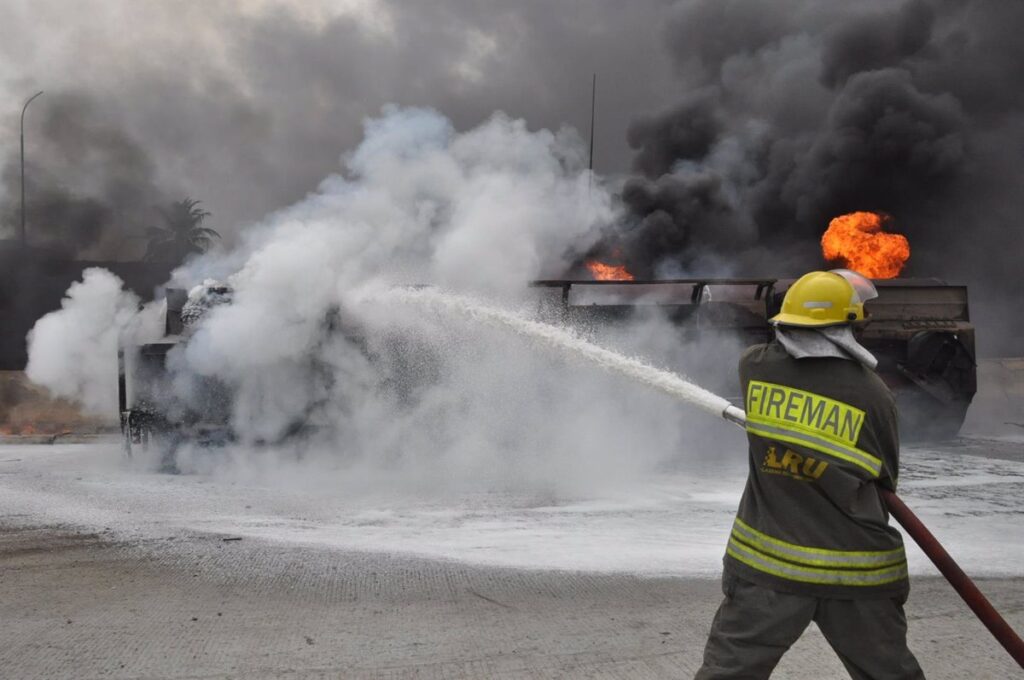Bombero apagando incendio urbano con manguera