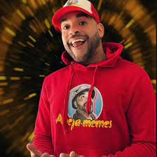 Hombre sonriendo en sudadera roja
