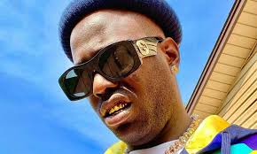 Hombre con gafas oscuras y gorro azul