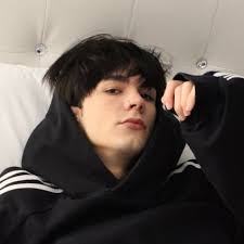 Joven con sudadera negra posando en interior