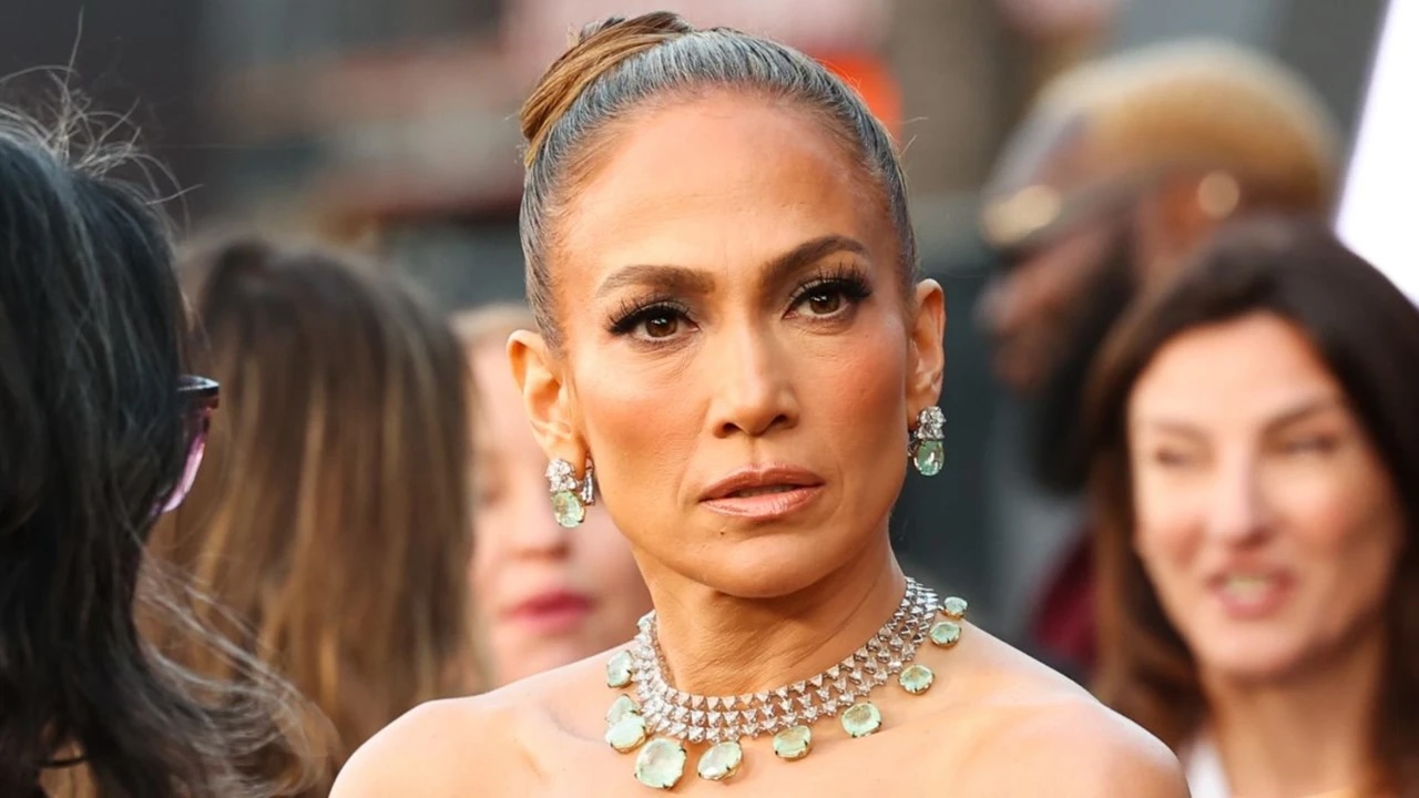 Mujer elegante con joyas en evento glamuroso